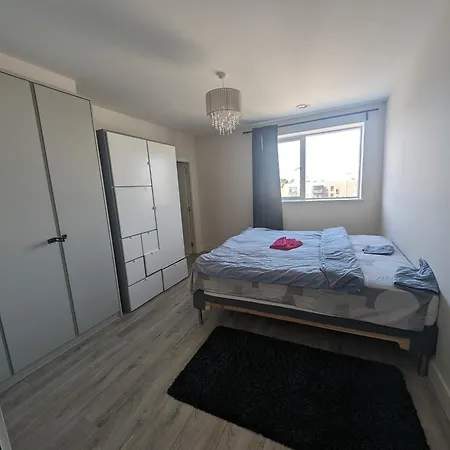 Entire Penthouse 30 Mins To Center Via Luas 公寓 都柏林